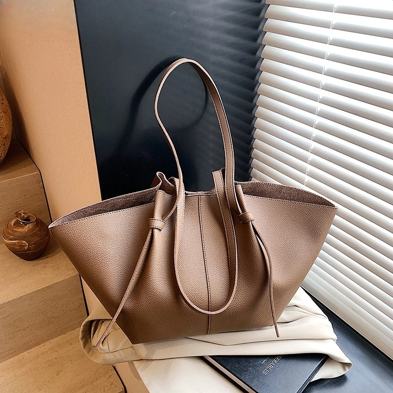 Branded Designer Shoulder Tote - مراجعة Luxury Bags Trend 2025 وسعره