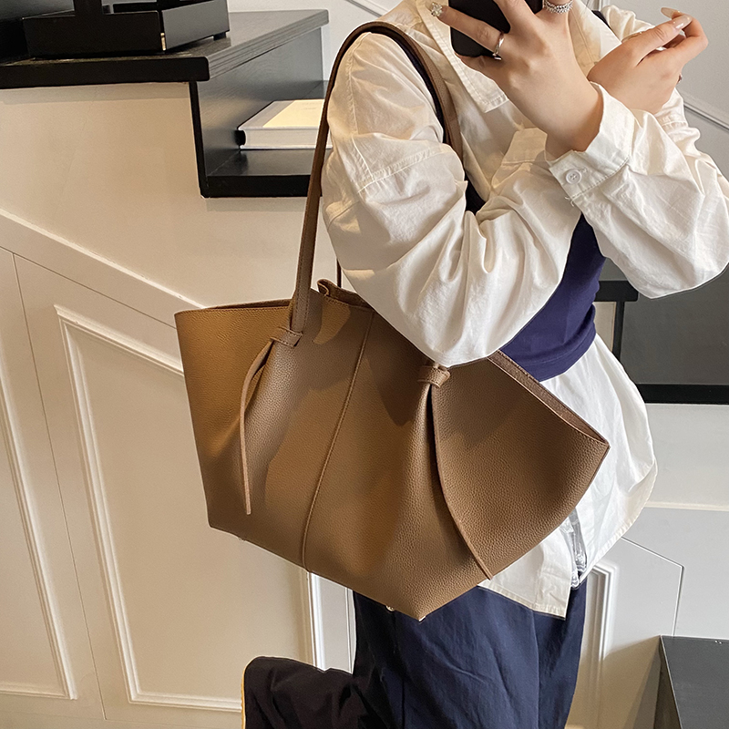 Branded Designer Shoulder Tote - مراجعة Luxury Bags Trend 2025 وسعره