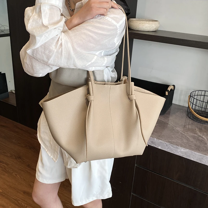 Branded Designer Shoulder Tote - مراجعة Luxury Bags Trend 2025 وسعره