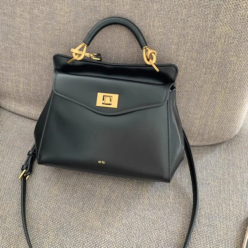 2026 JW PEI Pillow Bag, Lock B - مراجعة Luxury Bags That Are Affordable وسعره