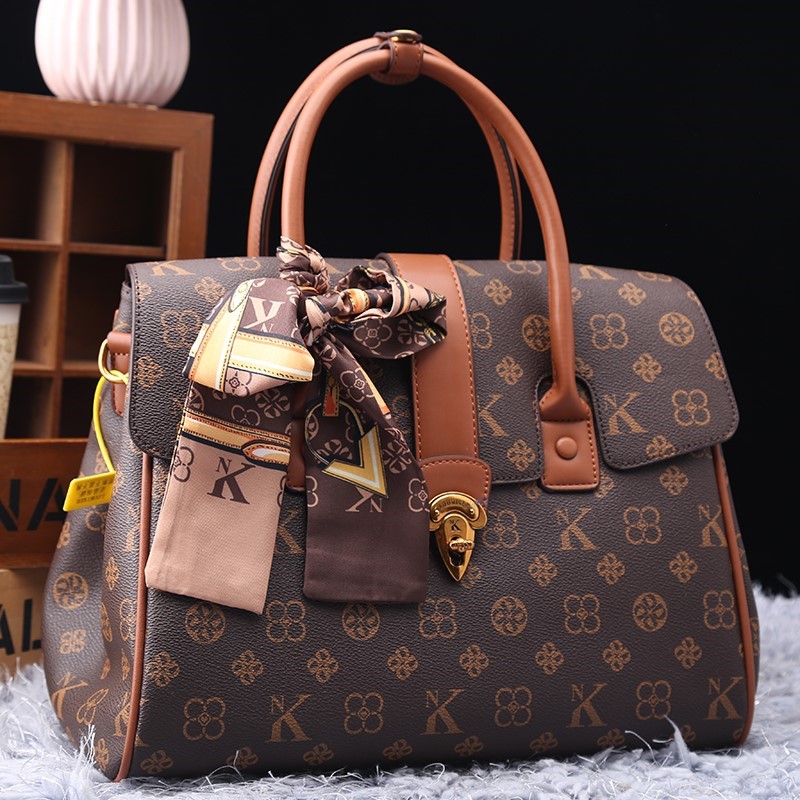 Light luxury brand women's bag - مراجعة Luxury Bags Trend 2025 وسعره