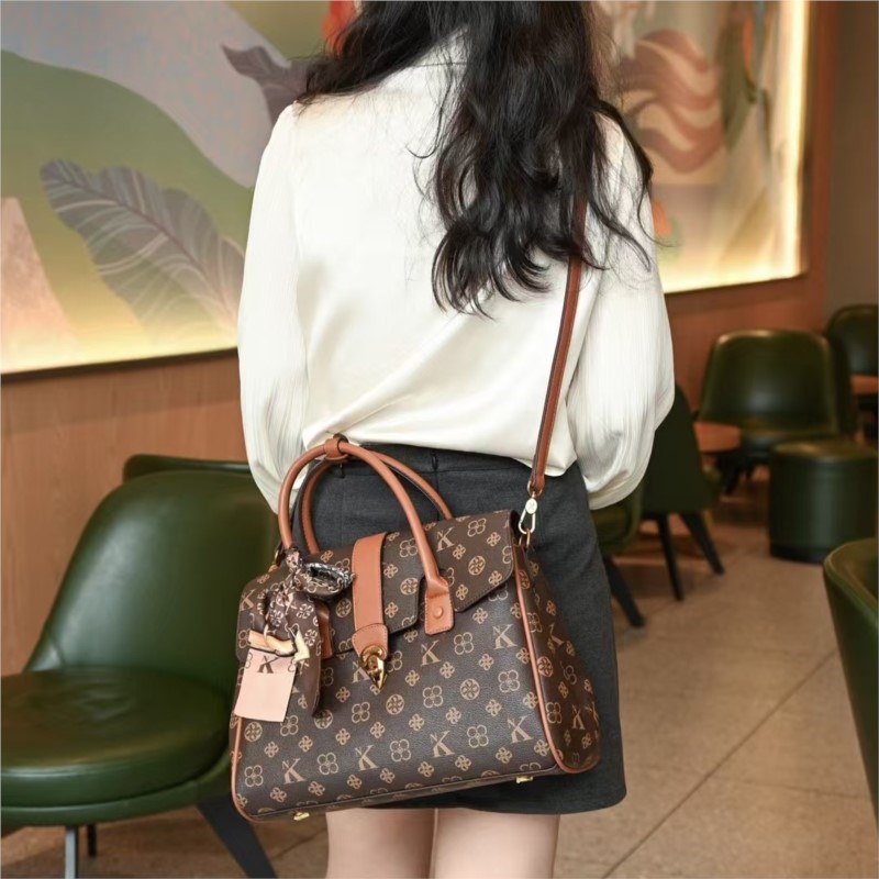 Light luxury brand women's bag - مراجعة Luxury Bags Trend 2025 وسعره