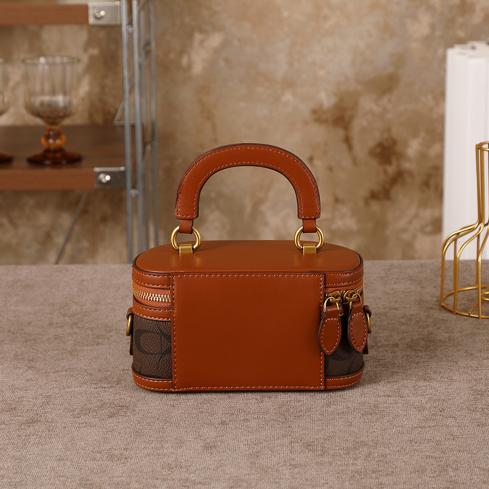 Light luxury niche design lunc - مراجعة Luxury Bags Trend 2025 وسعره