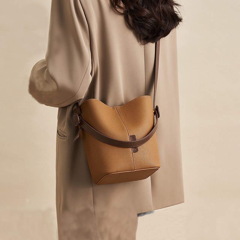 Classic Women's Water Bucket H - مراجعة Luxury Bags Levels وسعره